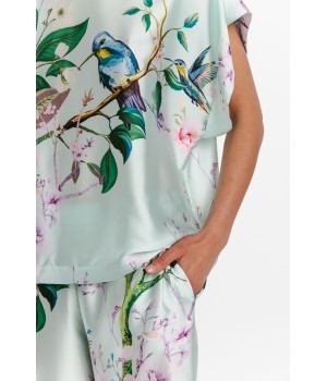 Pijama estampado azul y blanco con caída fluida